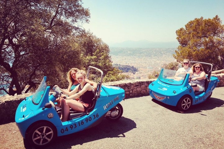 Deux NiceCar bleues à deux personnes chaque fois